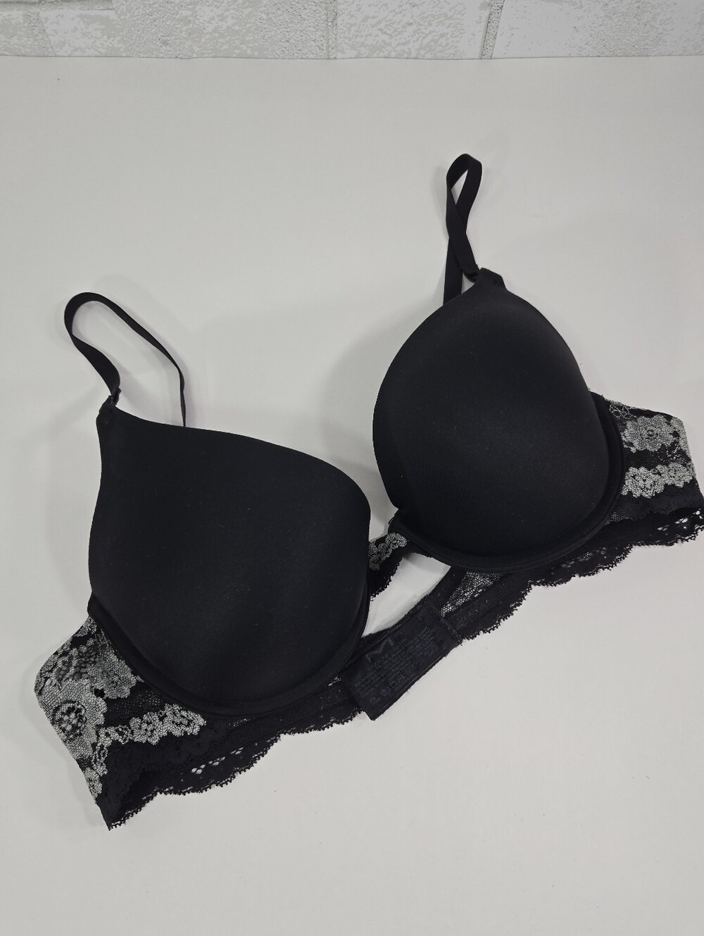 Maidenform black‎ with white lace bra